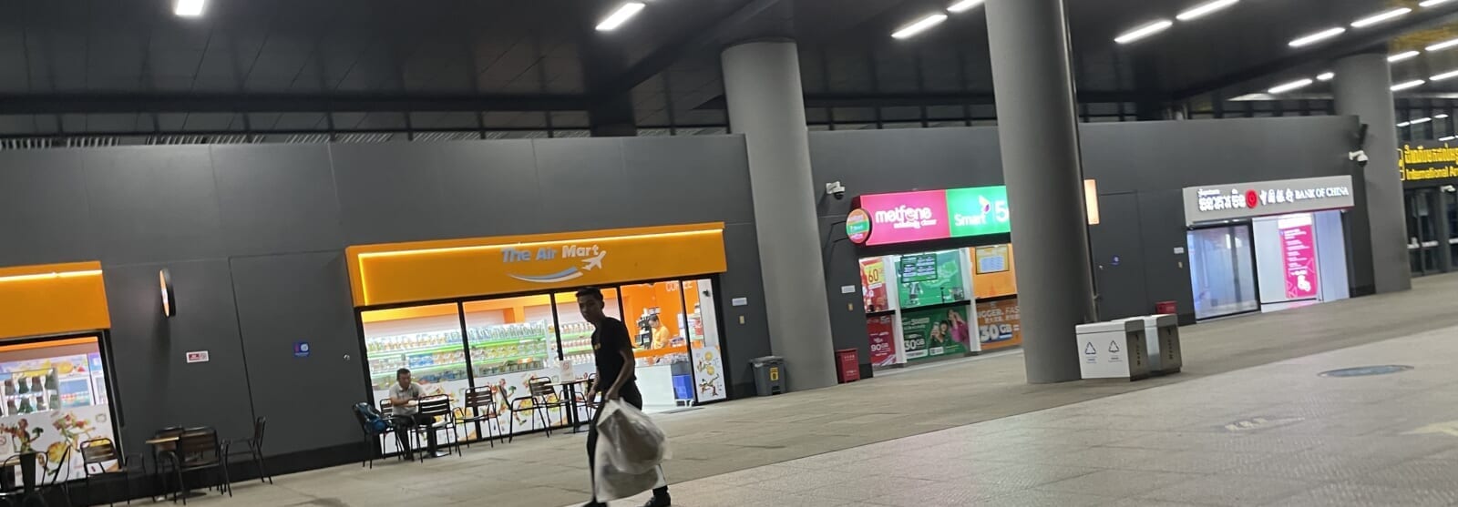 シェムリアップ空港の到着ターミナルを出て左手にあるシャトルバスのカウンター