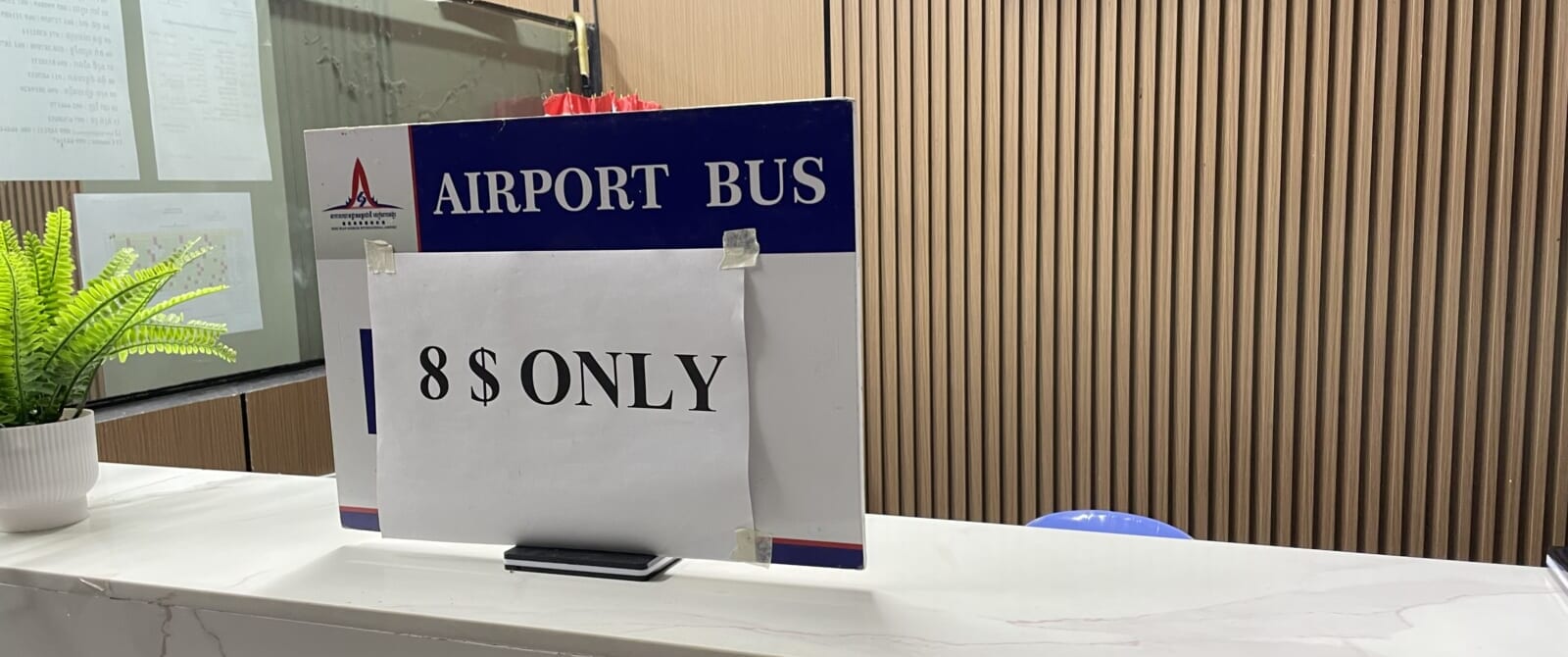 シェムリアップ空港から市内へのシャトルバスの受付