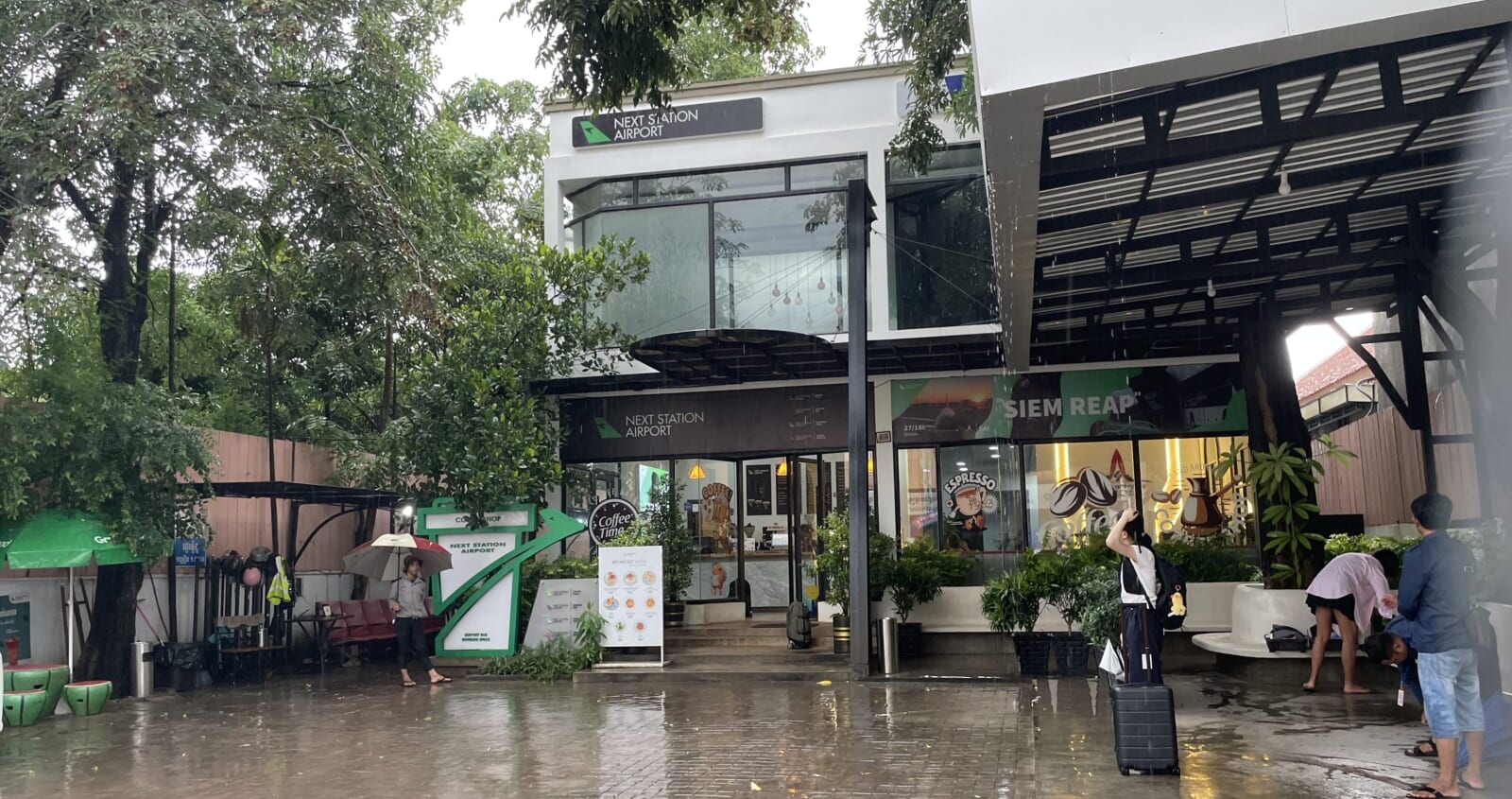 シェムリアップ市内のシャトルバス降り場Airport Bus Stop (Next Station Airport)