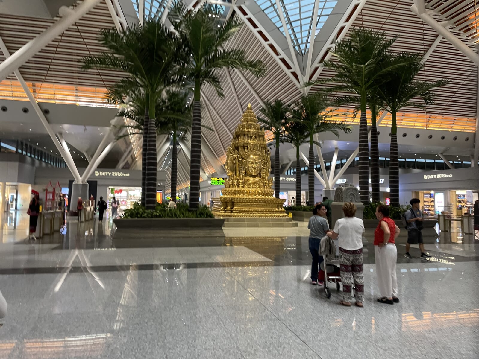 シェムリアップ空港の制限エリアにあるモニュメント