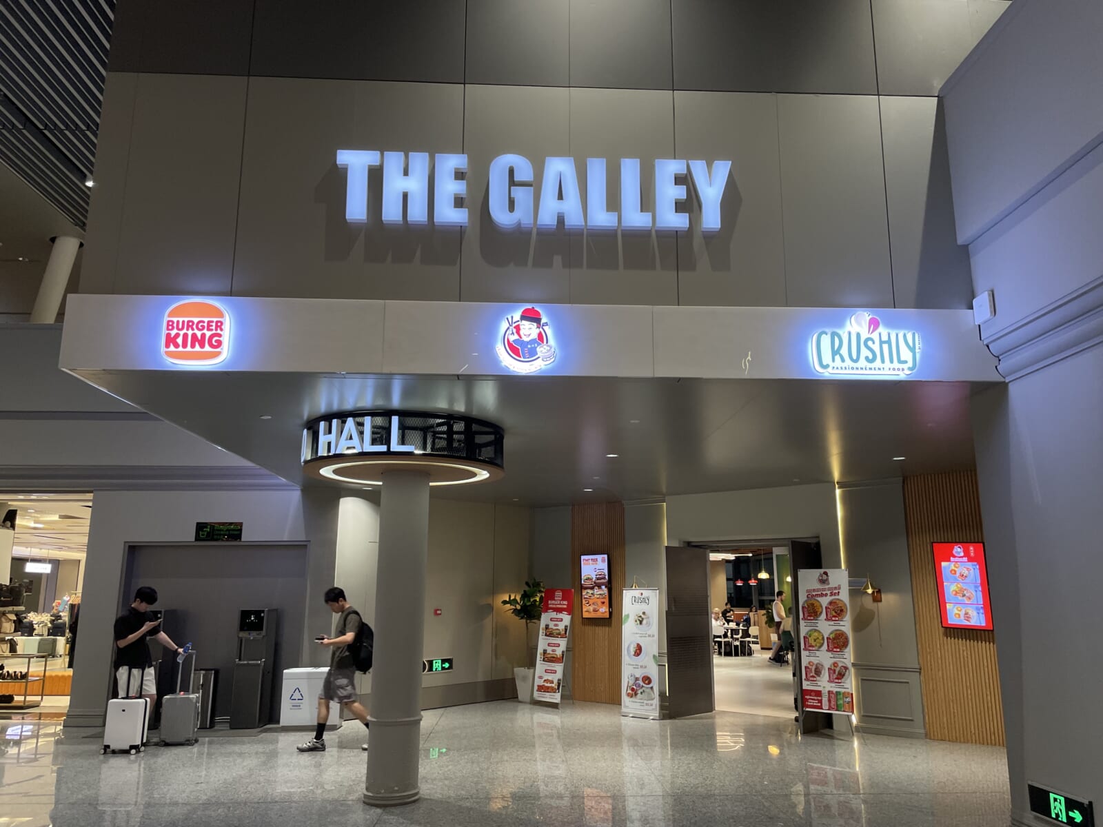 シェムリアップ空港の制限エリアのフードコート