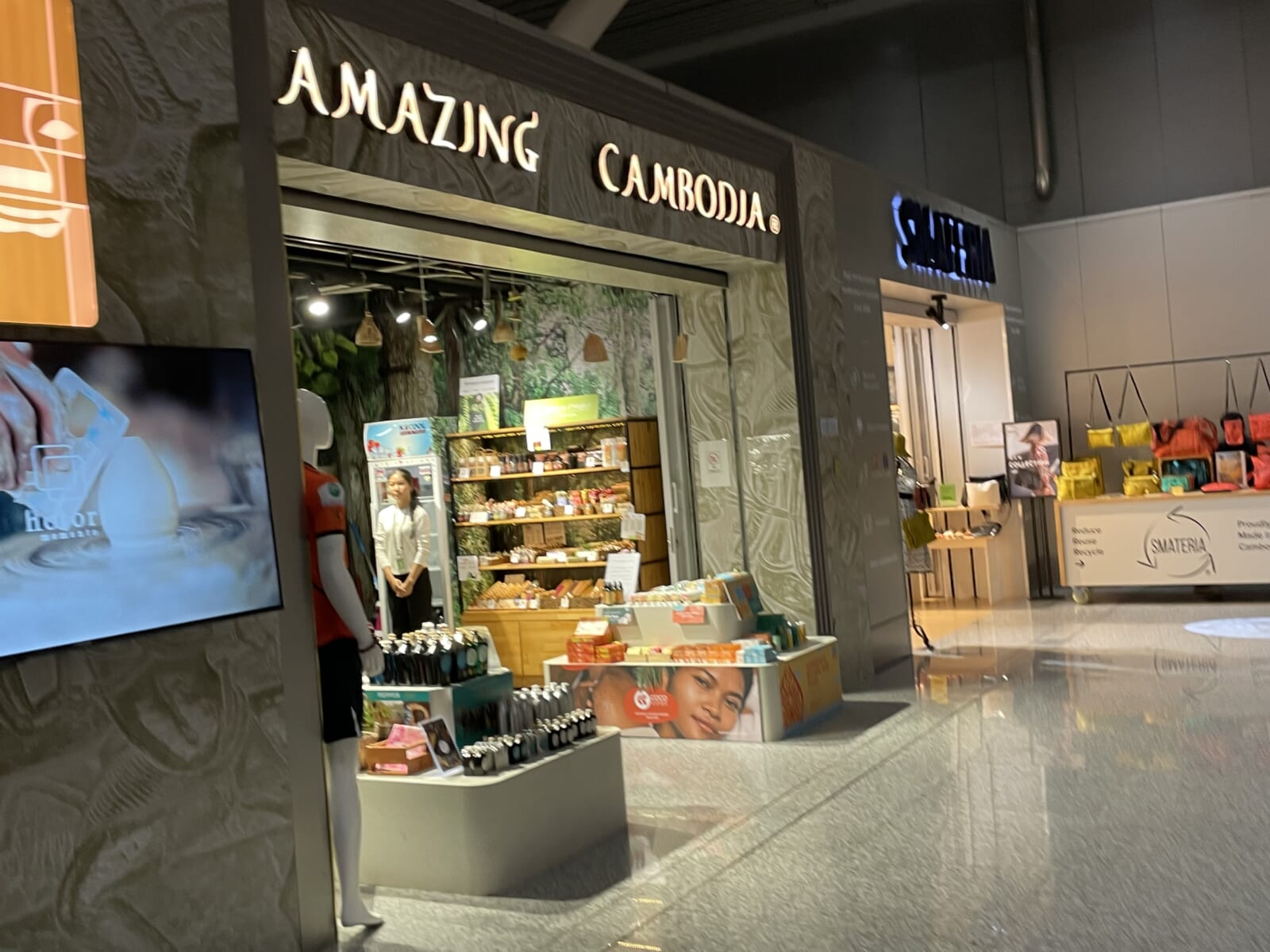 シェムリアップ空港内の免税店「AMAZING CAMBODIA」
