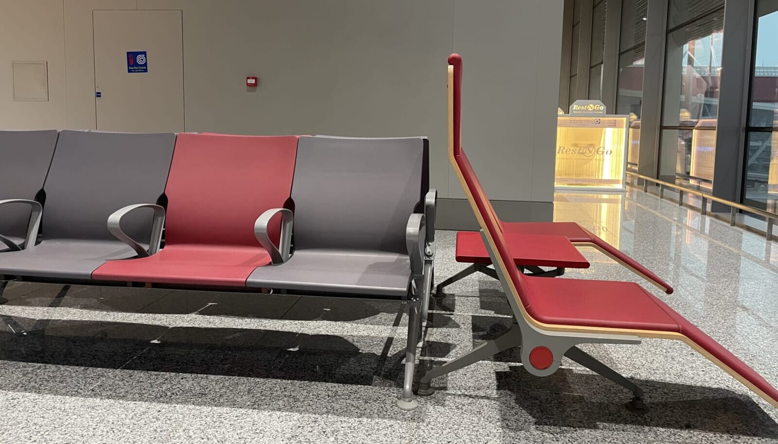 シェムリアップ空港制限エリア内のリクライニングチェア